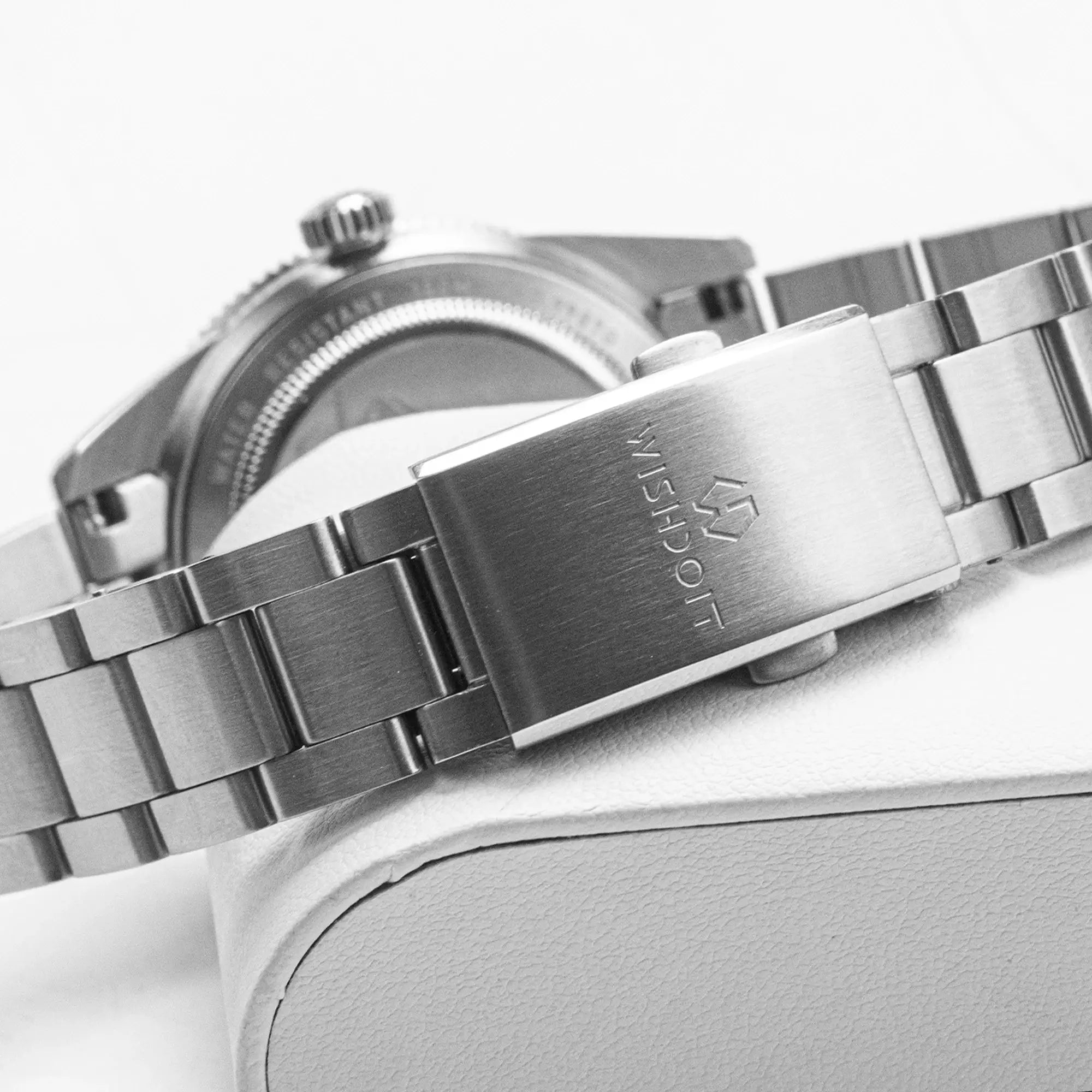 WISHDOIT men's automatic dive watch with silver-tone stainless steel bracelet, close-up of the case back.