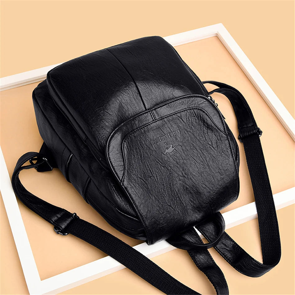 Backpack Simples Market black genuine leather with front zip pocket and adjustable shoulder straps