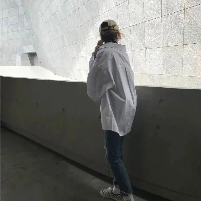 Zadily 2023 Spring oversized white button-up shirt; long sleeves, loose tunic blouse worn by model, Simples Market