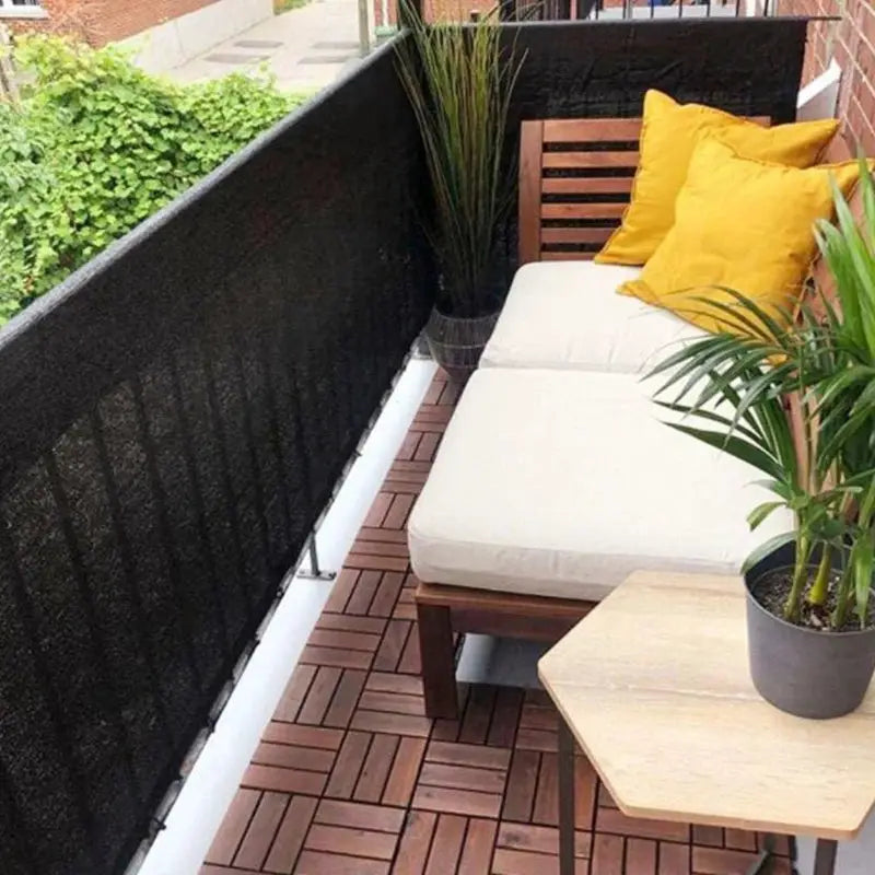Sun shade net Tewango by Simples Market, 95% UV HDPE black balcony privacy screen, shown on balcony with a sofa