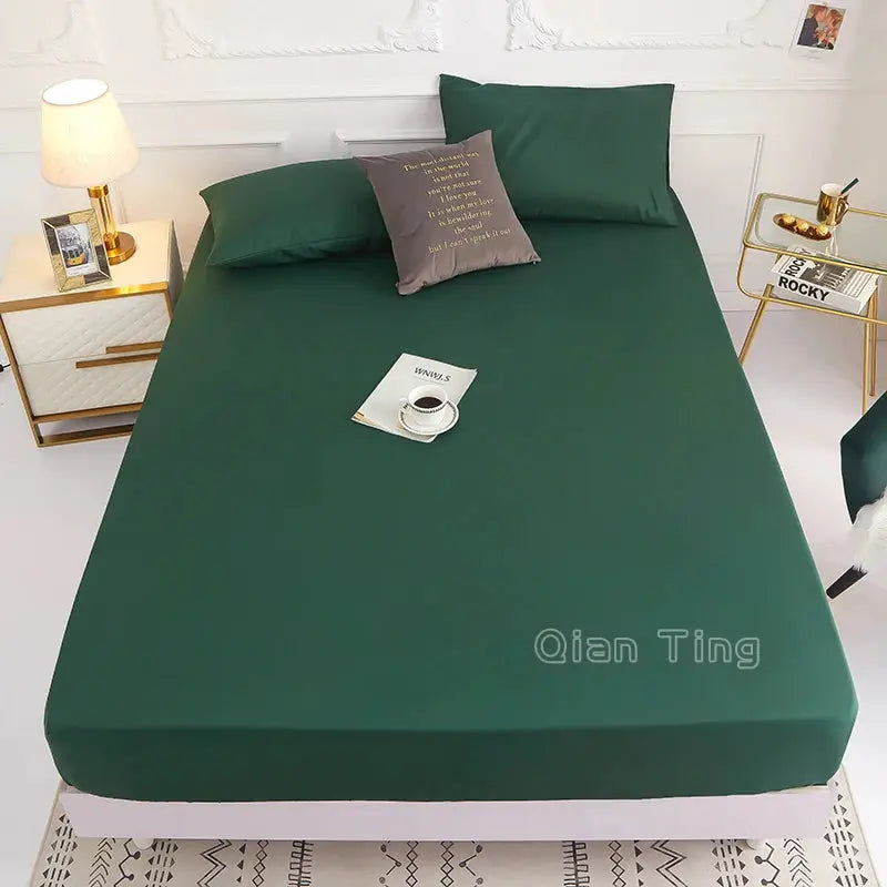 Fitted bed sheet by Simples Market, green solid polyester with elastic edges