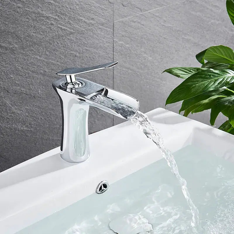 Simples Market chrome waterfall basin faucet with single lever, silver bathroom faucet.