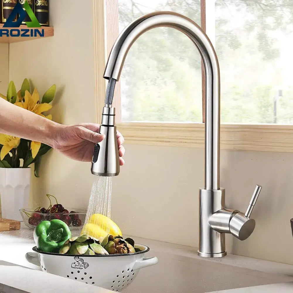 Brushed nickel kitchen faucet by Simples Market with pull-out spray head and single lever.