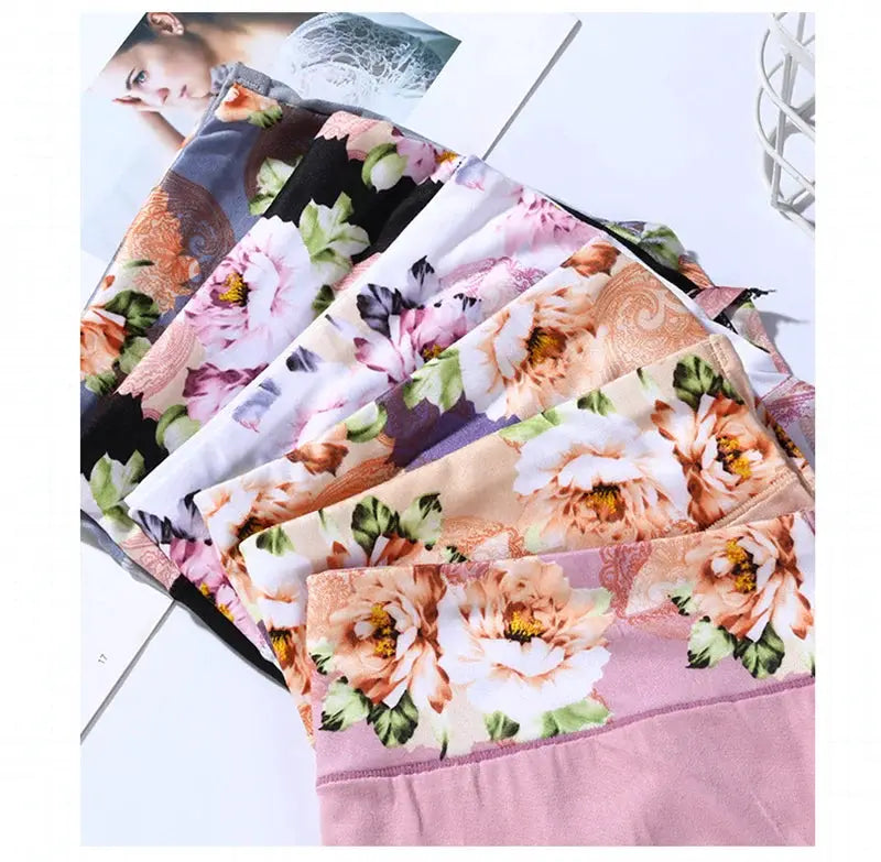 Simples Market 3-pack plus-size floral briefs for women in pink, peach and purple prints.