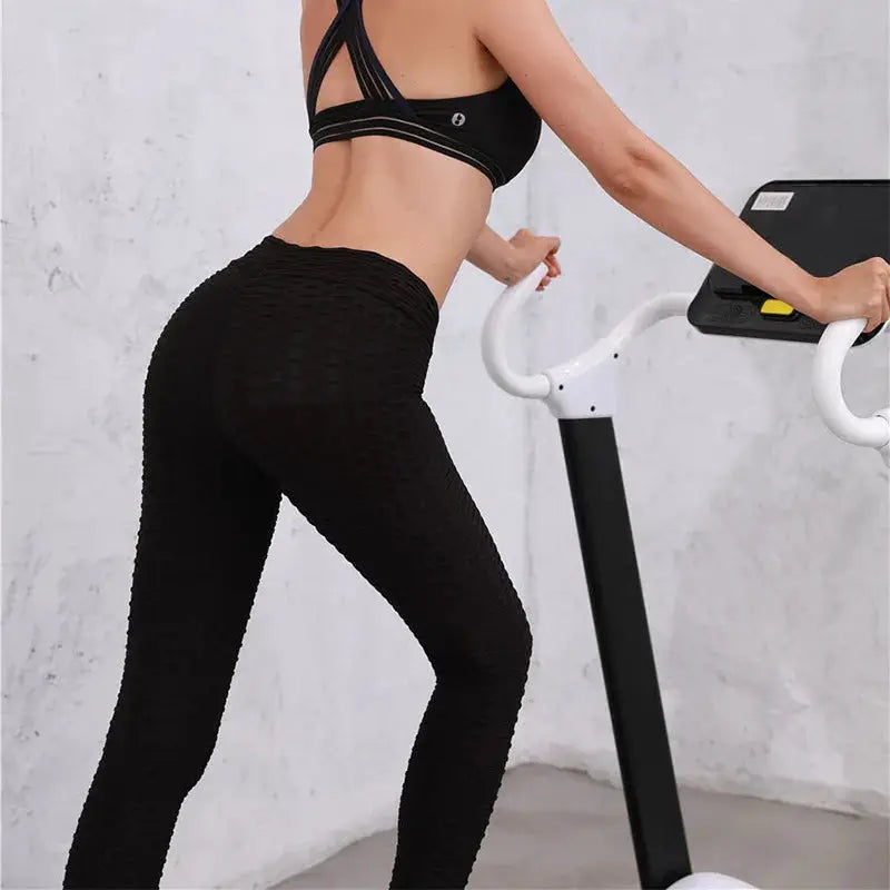 Push Up Leggings by Simples Market, black high-waist scrunch workout tights on model.