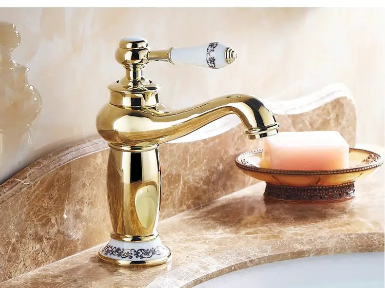 Bathroom faucet Simples Market with antique bronze finish; solid brass, single-handle water mixer on marble countertop.