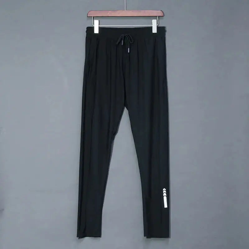 Men's black Simples Market running joggers with elastic waistband and drawstring