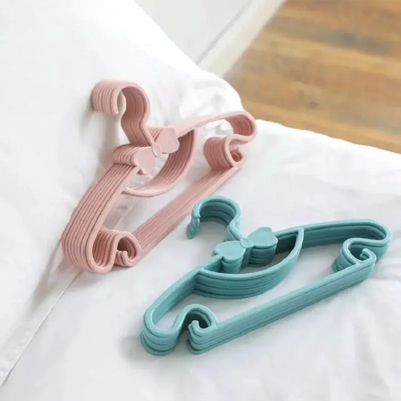Simples Market baby clothes hangers set, pastel pink and teal plastic for portable wardrobe organization