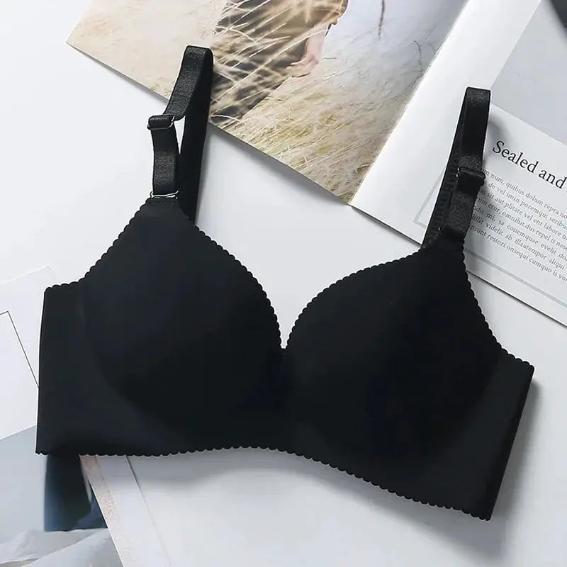 Push-up bra by Simples Market in black, seamless with adjustable straps