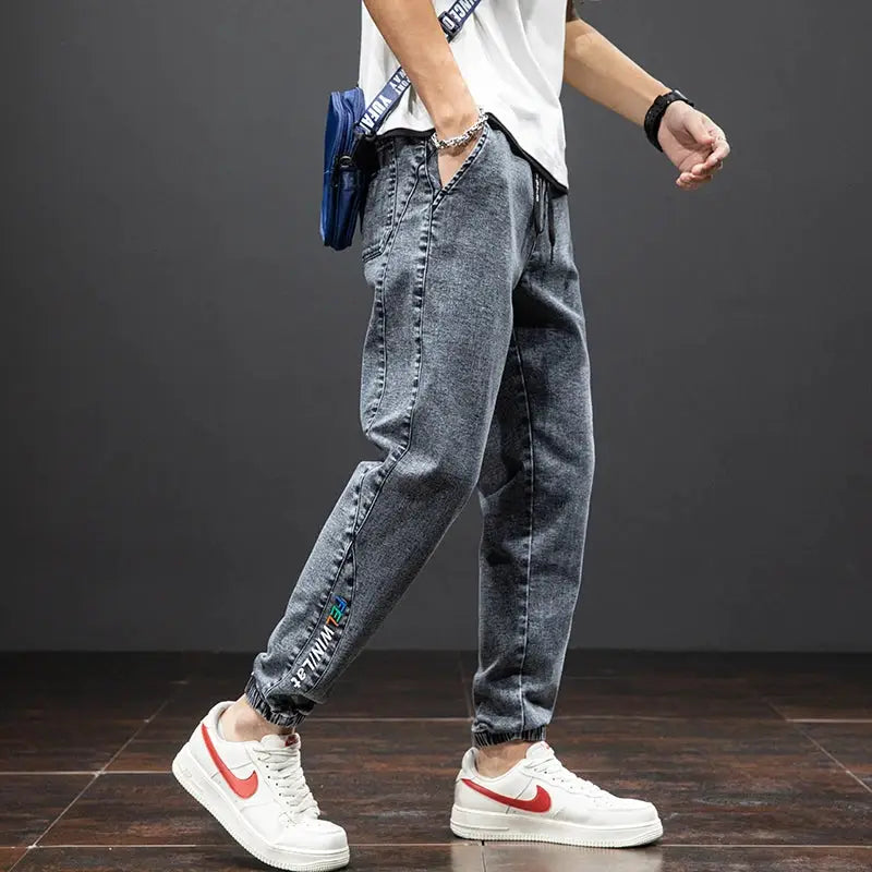 Men's cargo denim jogger jeans by Simples Market, baggy harem-style with elastic cuffs in dark grey wash