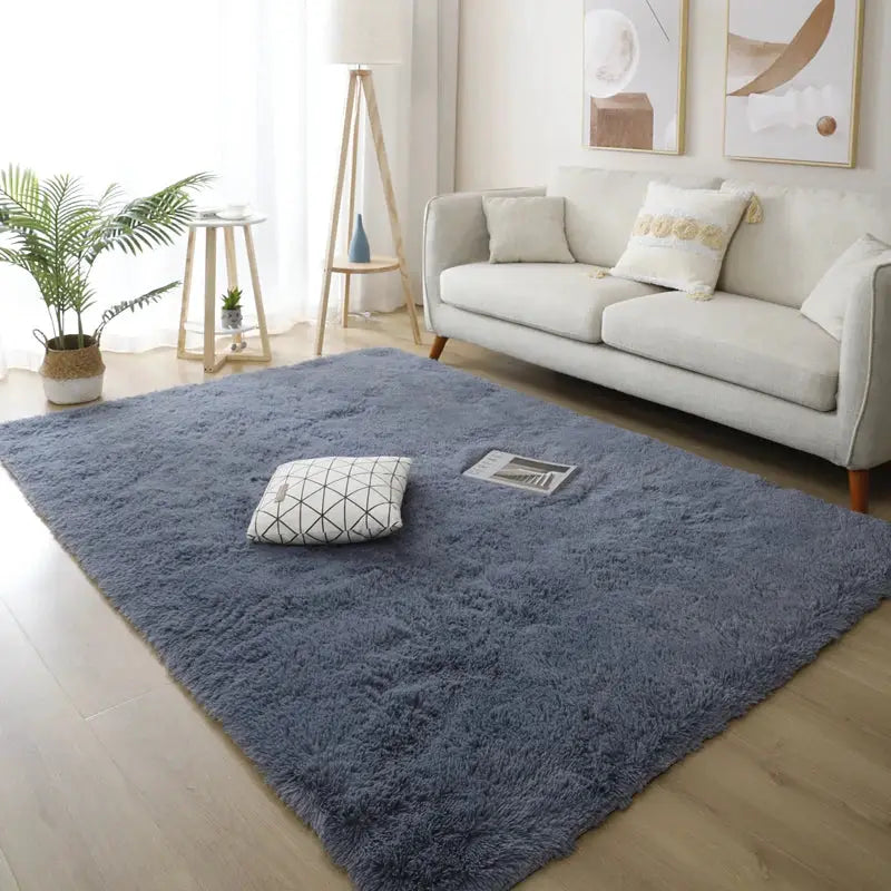 Grey fluffy living room rug 160x230 cm by Simples Market in a modern lounge with sofa and plants