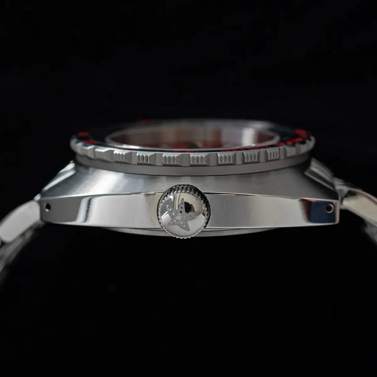 Diver watch with stainless steel bracelet, crown with star emblem, rotating bezel, 200m water resistance.