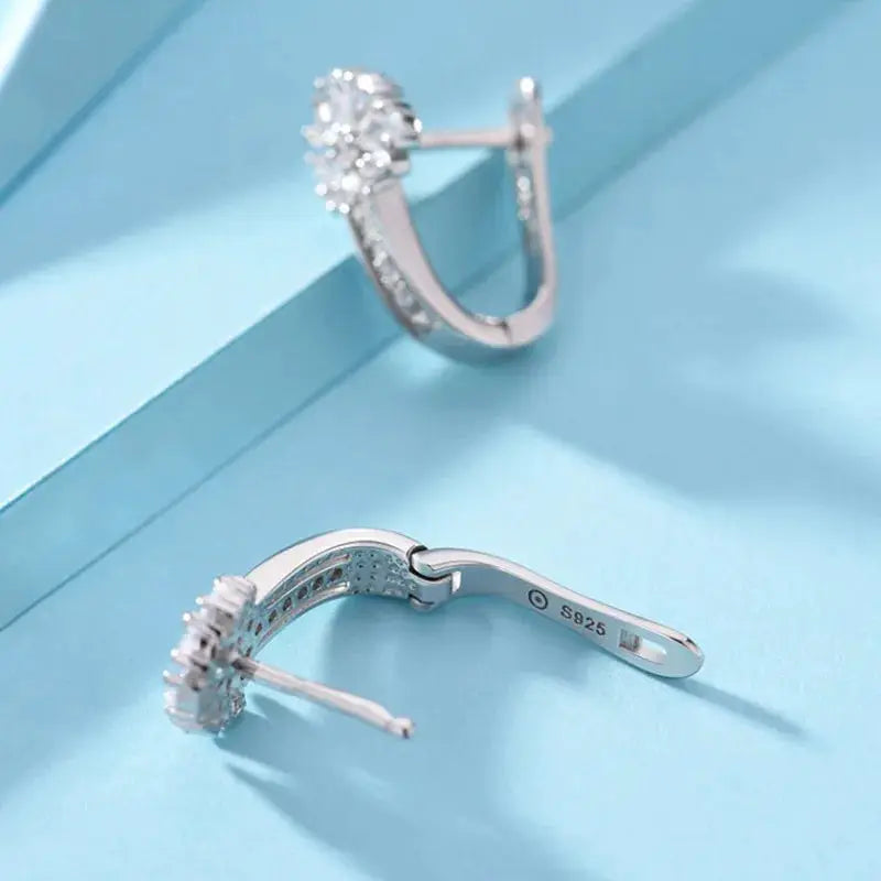 Flower hoop earrings in sterling silver with zircon by Simples Market