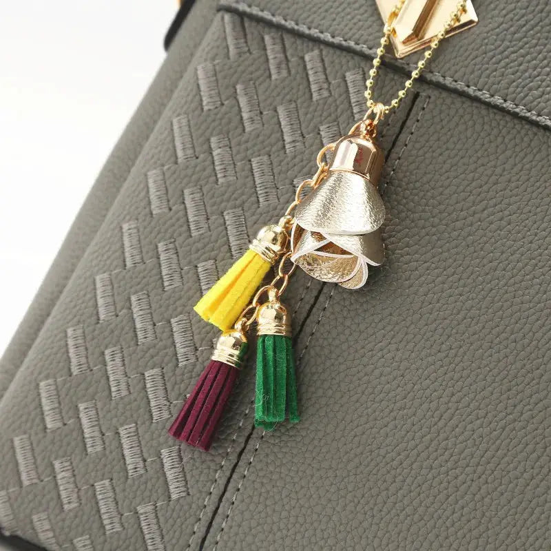 Handbag in gray PU leather with multicolor tassel charms in yellow, burgundy and green.