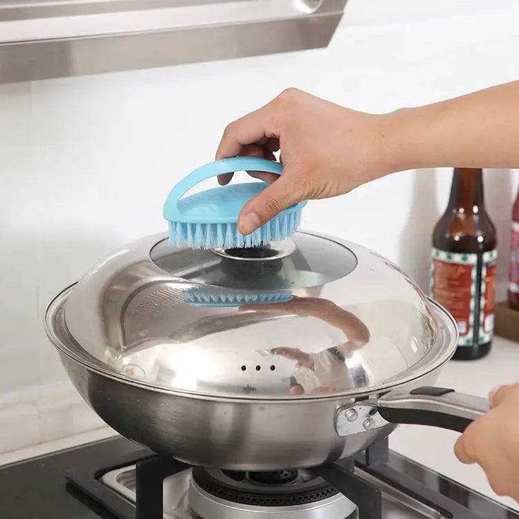 Egg-shaped blue cleaning brush with handle by Simples Market for kitchen pots and lids.