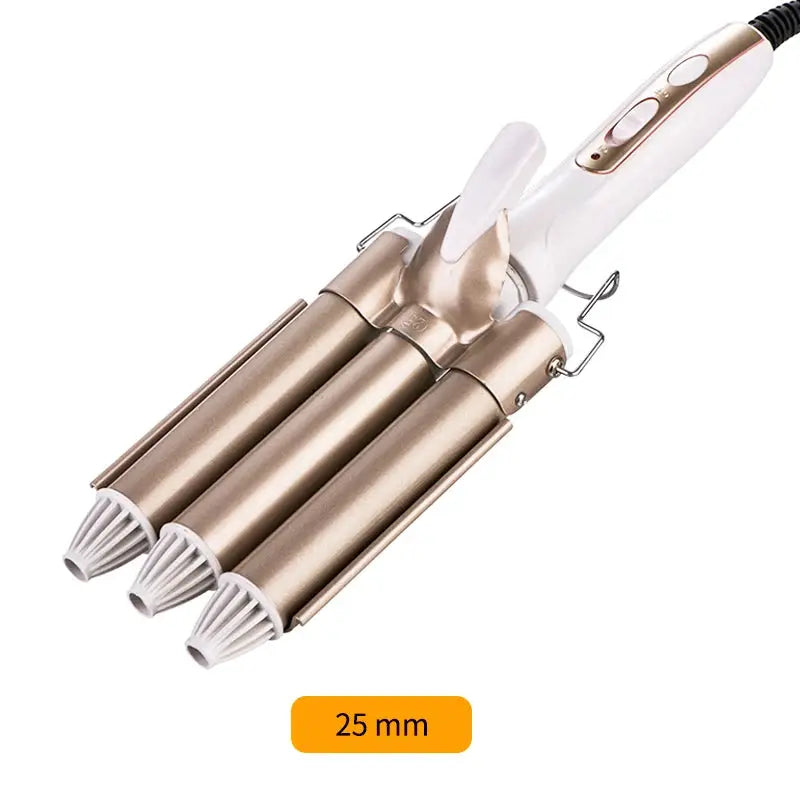 Professional triple-barrel hair curler by Simples Market with gold barrels and white handle, 25 mm.