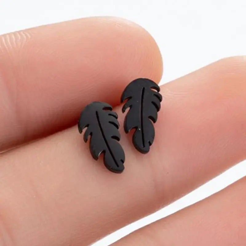 Stainless steel leaf-shaped black stud earrings, 2-piece pair by Simples Market