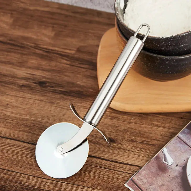 Stainless Steel Pizza Wheel Cutter With Wooden Handle Diameter 6.5 Cm For Pizzas Waffles Cookies Cakes