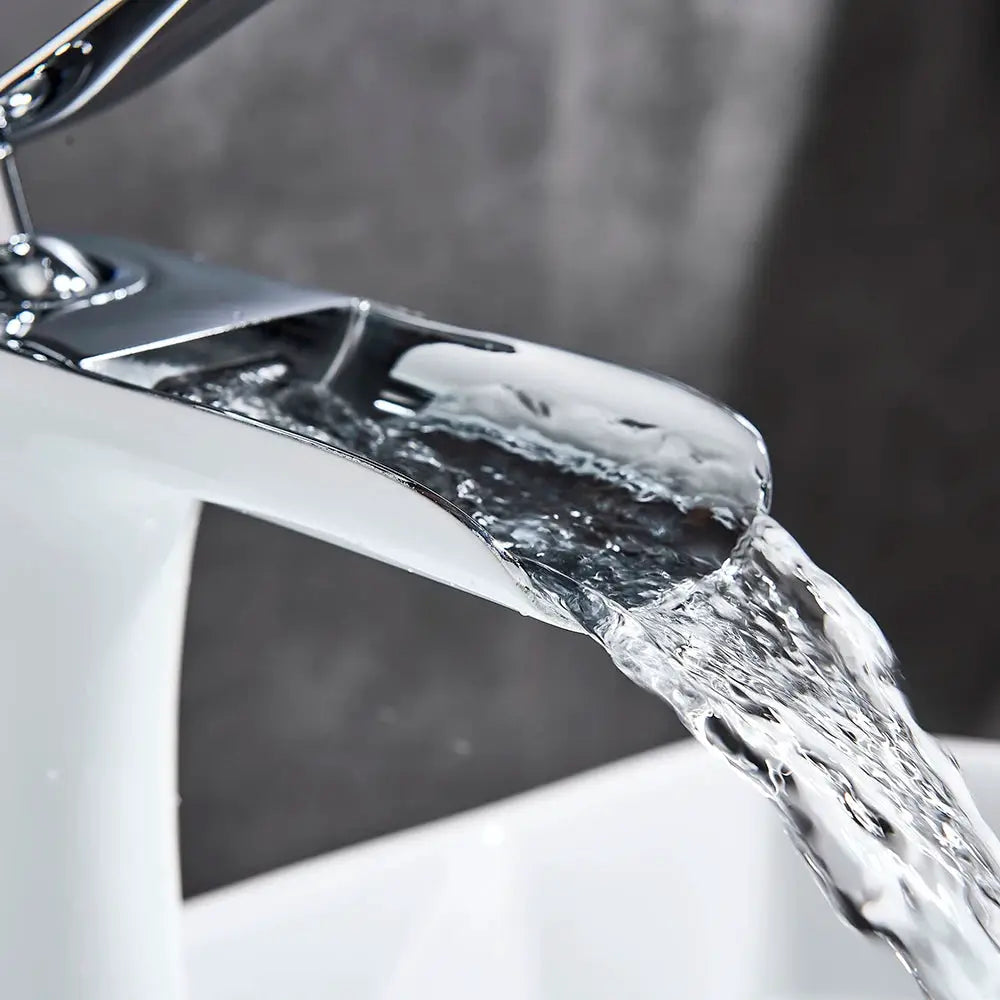 Simples Market chrome waterfall basin faucet with a single-handle bathroom mixer tap