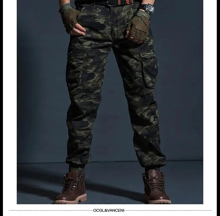 Simples Market men's camouflage cargo pants—tactical joggers with multiple pockets.