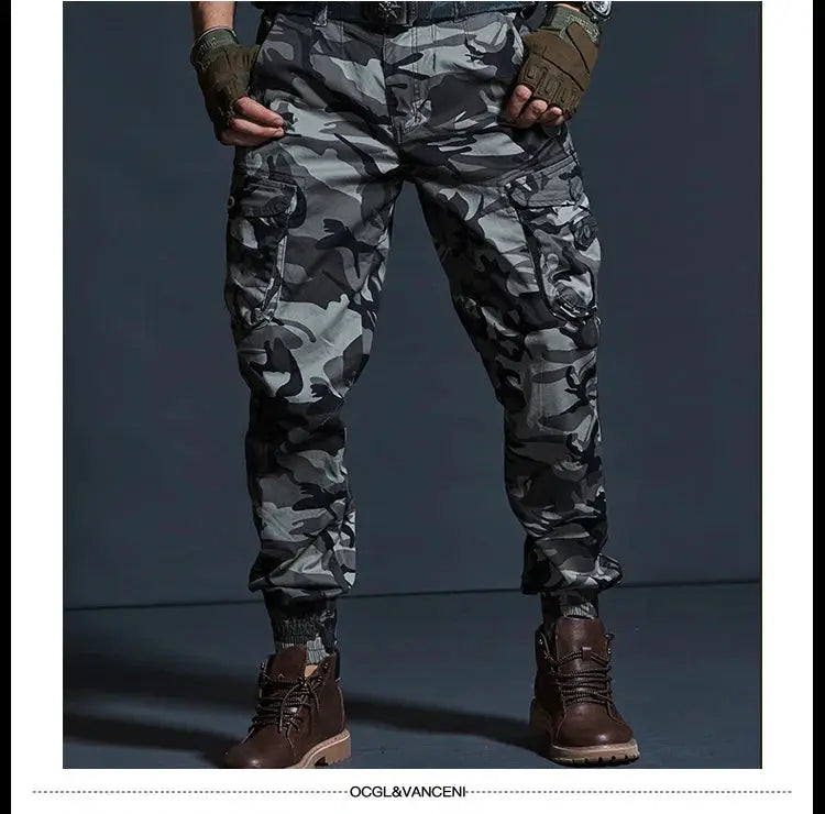 Simples Market men's grey camouflage cargo jogger pants with multiple pockets and elastic cuffs.