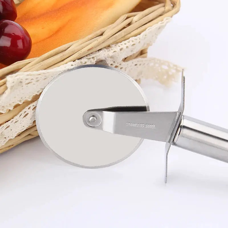 Stainless Steel Pizza Wheel Cutter With Wooden Handle Diameter 6.5 Cm For Pizzas Waffles Cookies Cakes