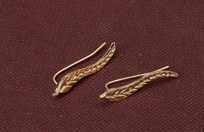 Golden leaf feather earrings, gold-tone vintage-style pair by Simples Market
