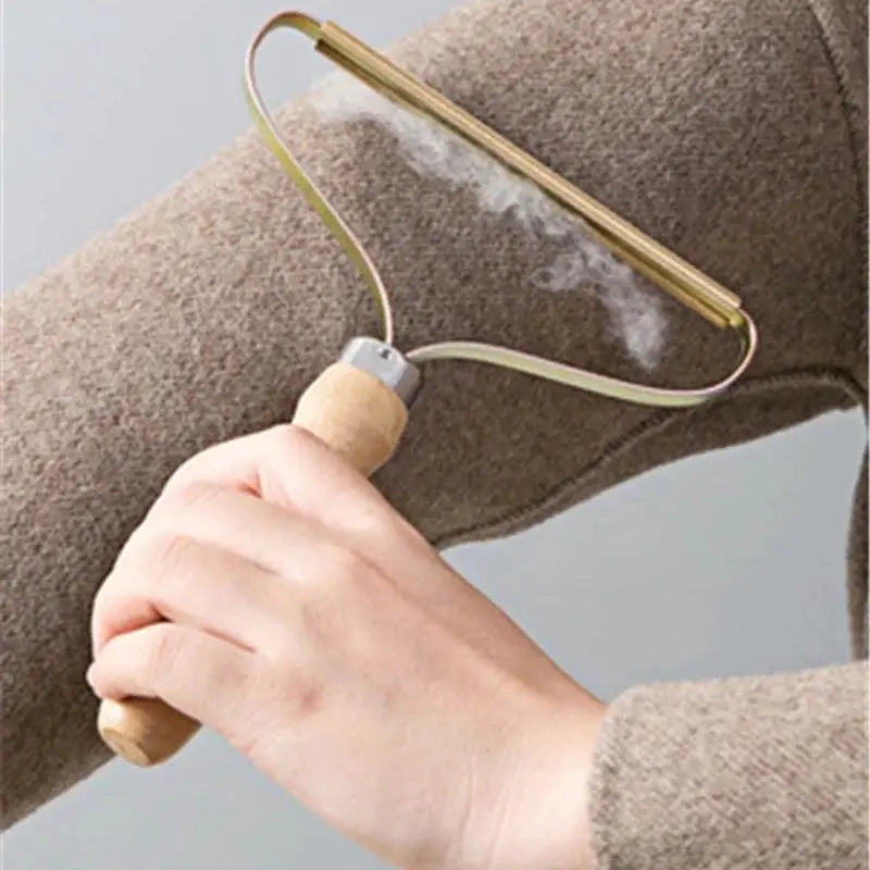 Simples Market portable lint remover with wooden handle and metal frame removing pet hair from wool coat