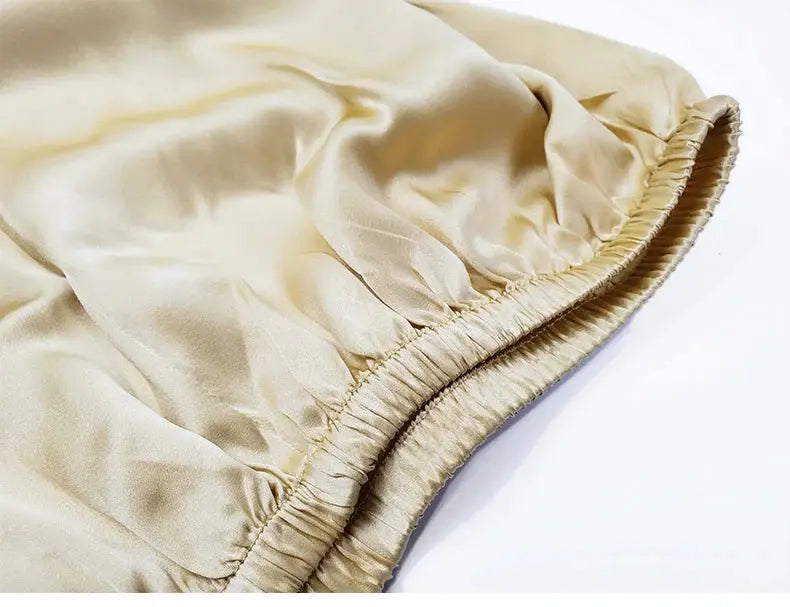SuyaDream silk shorts with elastic waist in cream satin fabric