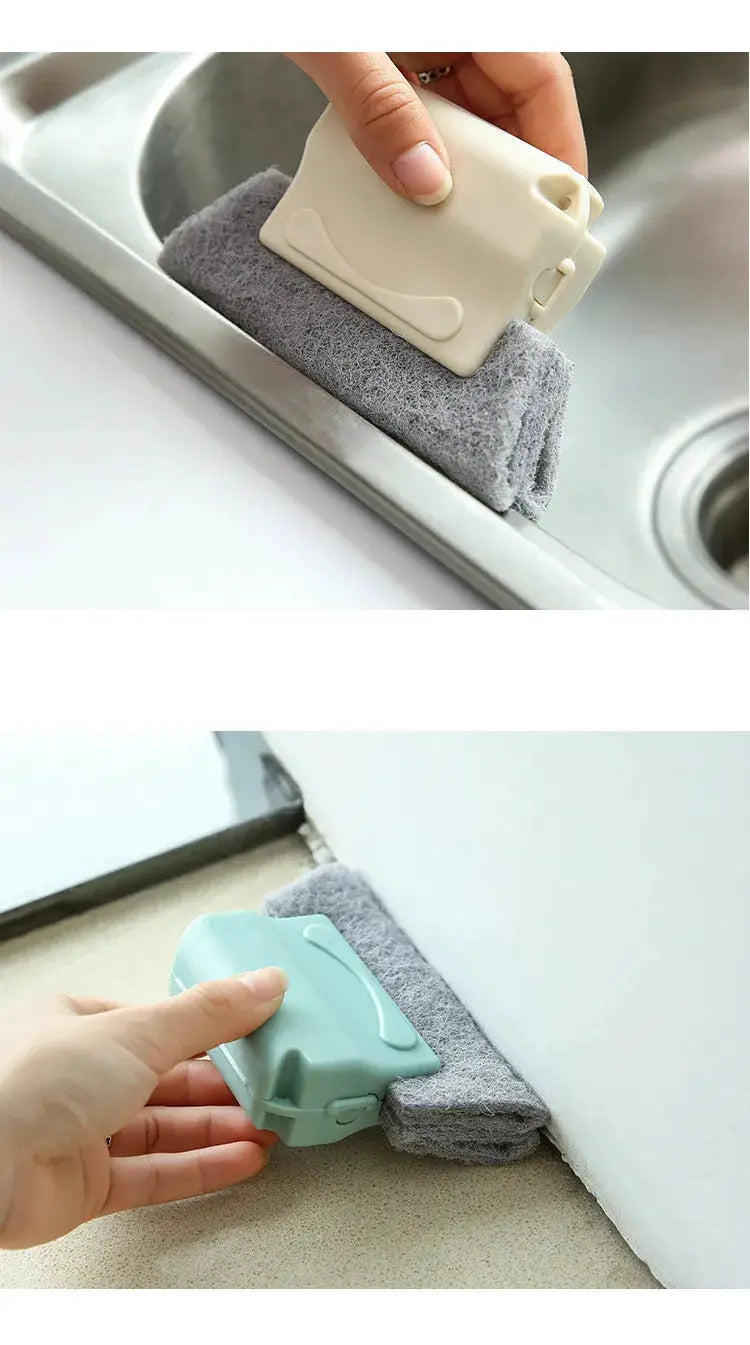 Groove window cleaning brush by Simples Market with a gray microfiber pad