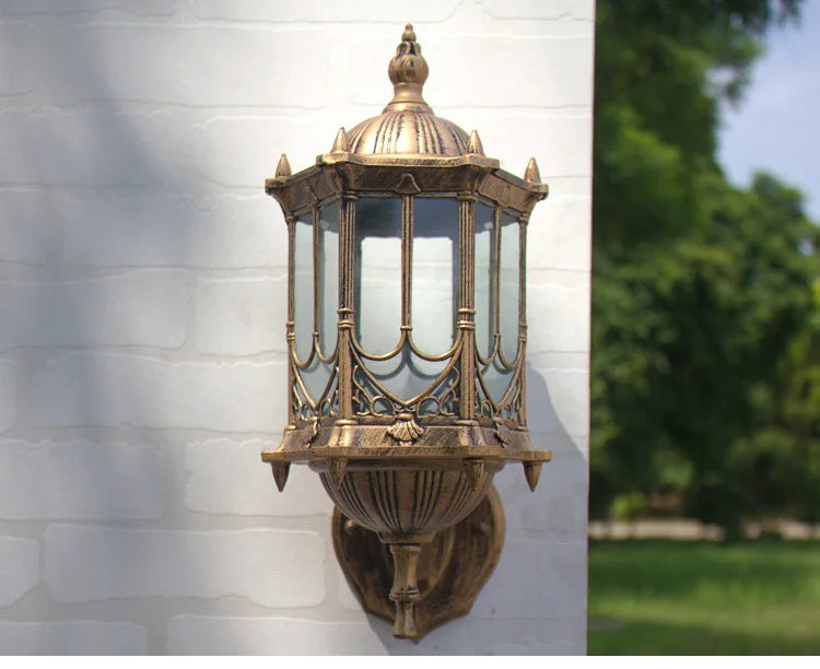 Simples Market retro outdoor wall lamp in antique bronze finish with E27 socket for garden and courtyard.