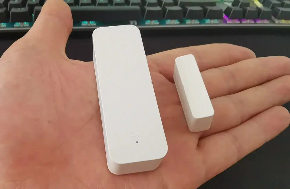 Door sensor set in white; Tuya Zigbee open/closed contact sensor with magnet, Simples Market