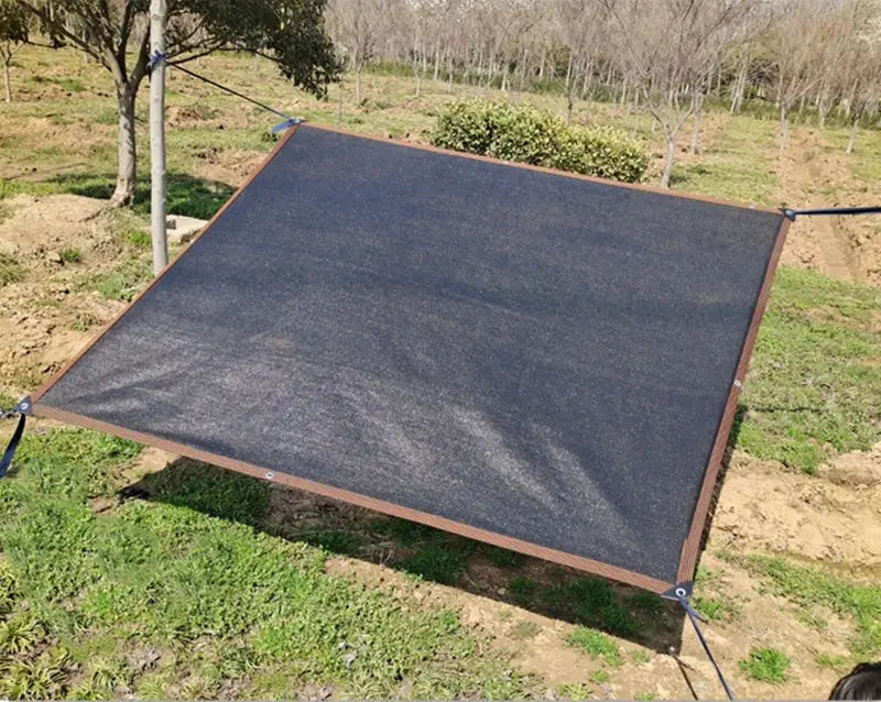 Simples Market sunshade net; black anti-UV HDPE fabric with a wooden frame for outdoor garden shade.