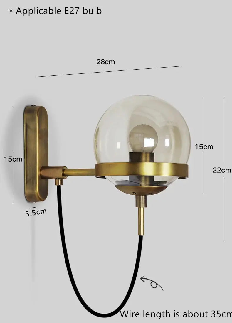 Simples Market glass-ball wall lamp, brass mount, clear globe, E27 bulb compatible