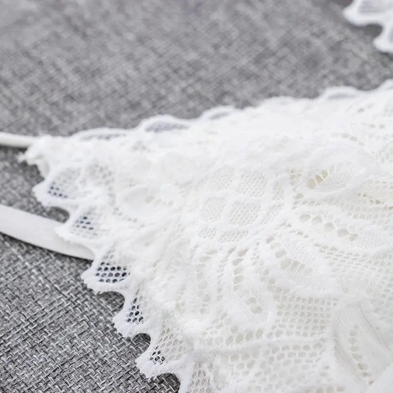 Simples Market white lace bralette bra, wireless and unpadded, A/B cup with delicate floral lace trim.
