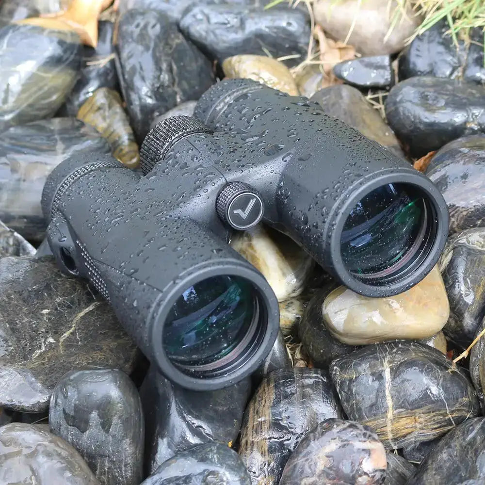 Binoculars SVBONY SV47 waterproof black on wet rocks