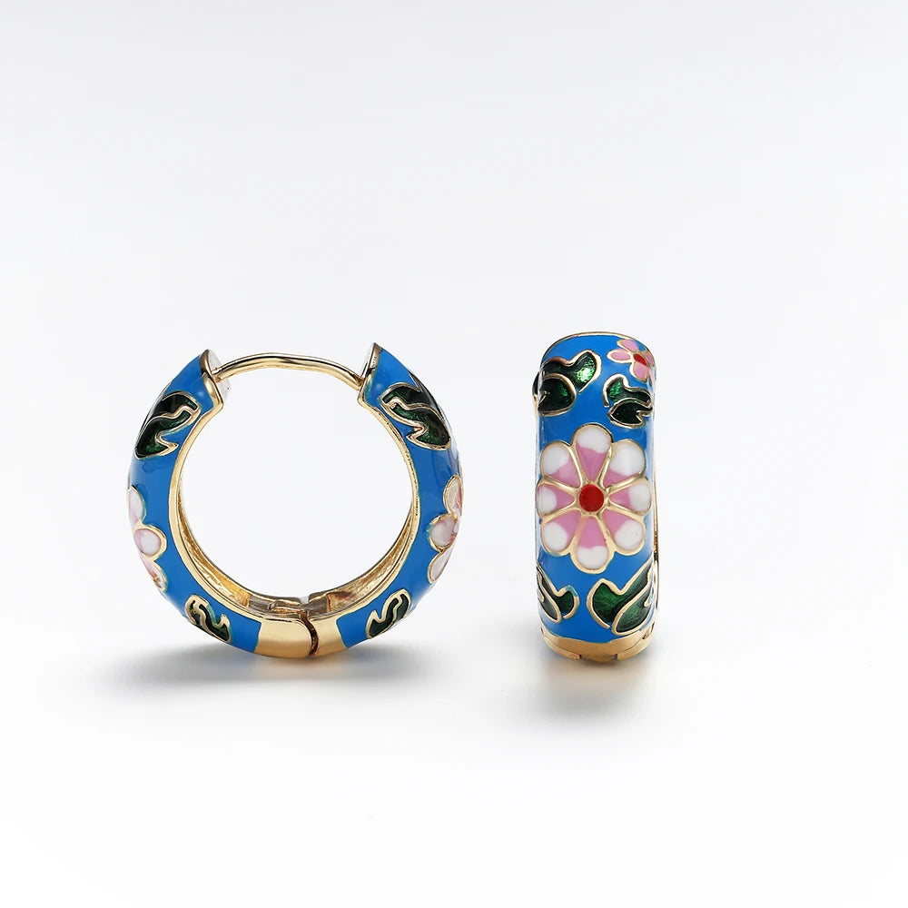 Enamel flower huggie hoops Simples Market, blue with pink/white petals and gold-tone trim (2)