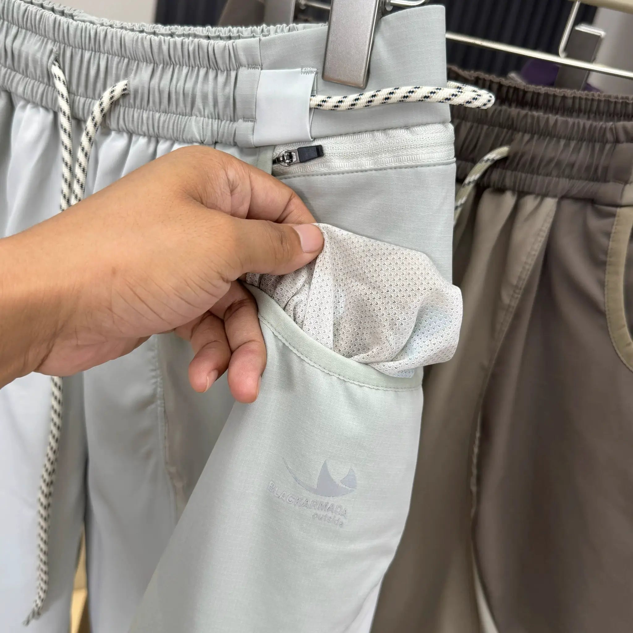 Simples Market men's light gray outdoor cargo track pants with zip pocket and elastic drawstring waist