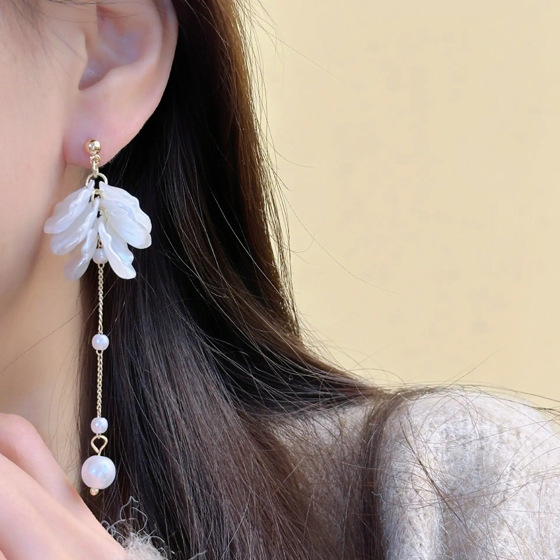 Earrings: gold-tone chain with white glossy shell flower pendant and pearl beads, Simples Market