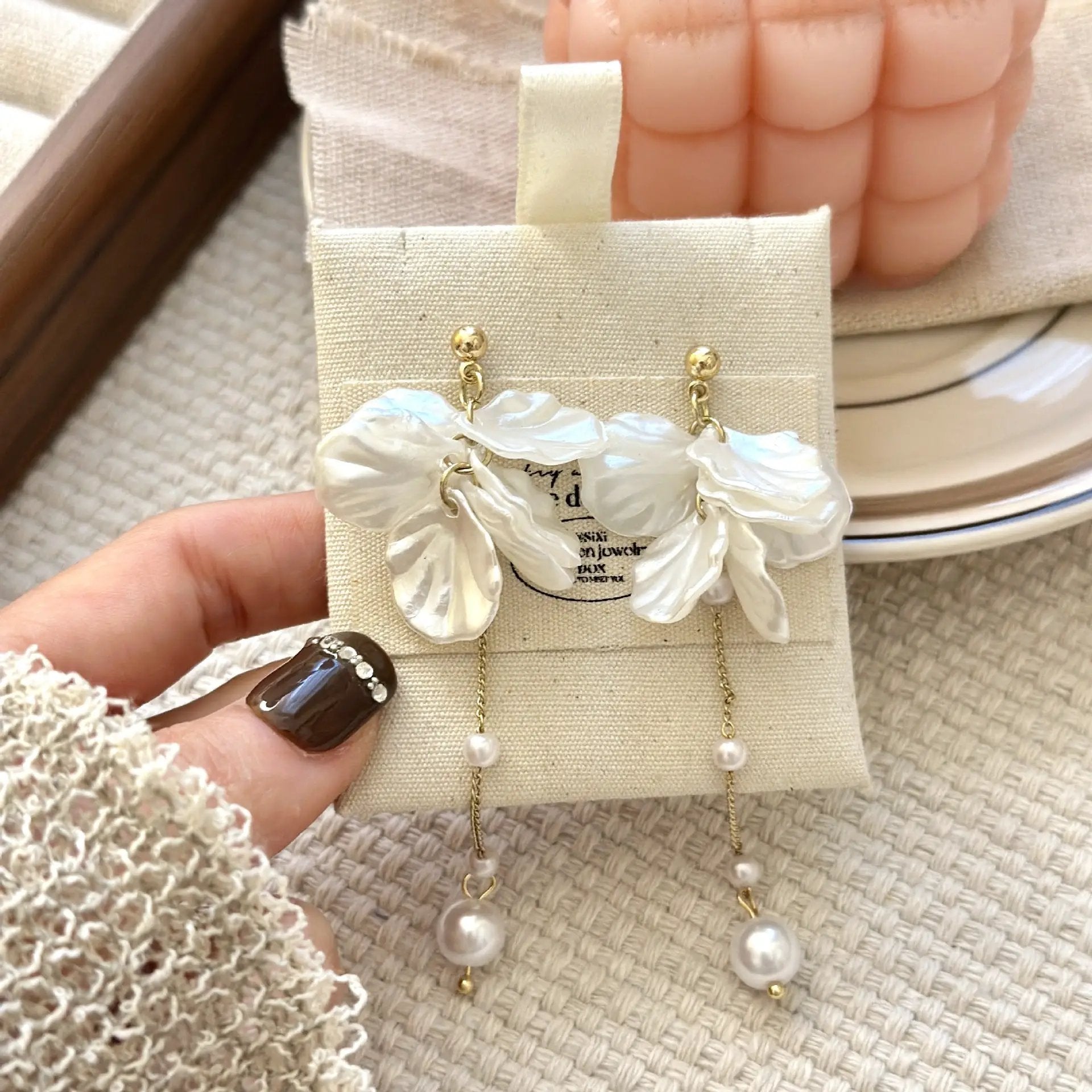 Simples Market glossy shell flower pendant earrings with gold-tone chain and pearl accents