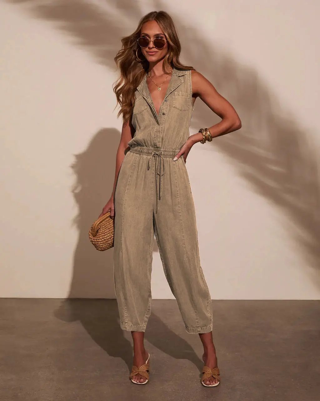 Women’s sleeveless beige denim jumpsuit from Simples Market with drawstring waist and pockets.