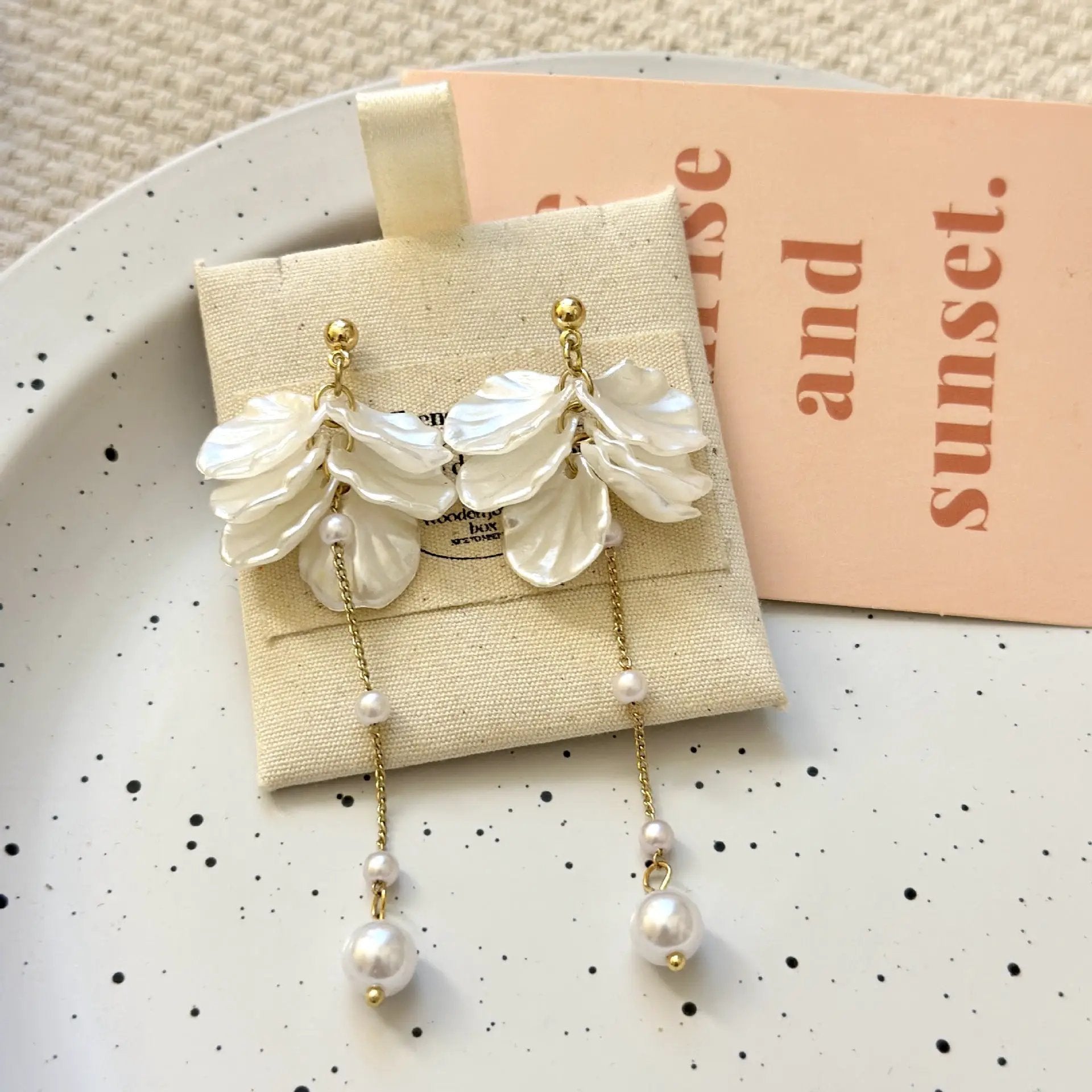 Simples Market shell flower pendant earrings with glossy white petals and pearl drops