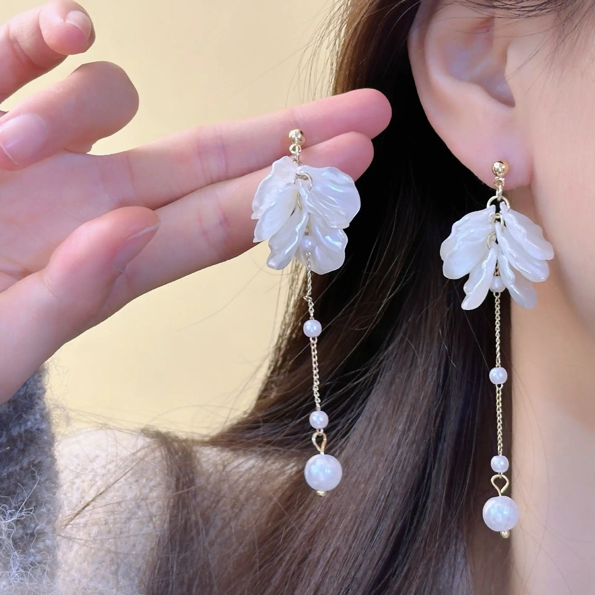 Fashion glossy shell flower pendant earrings for women with pearl beads on gold chains (pair)