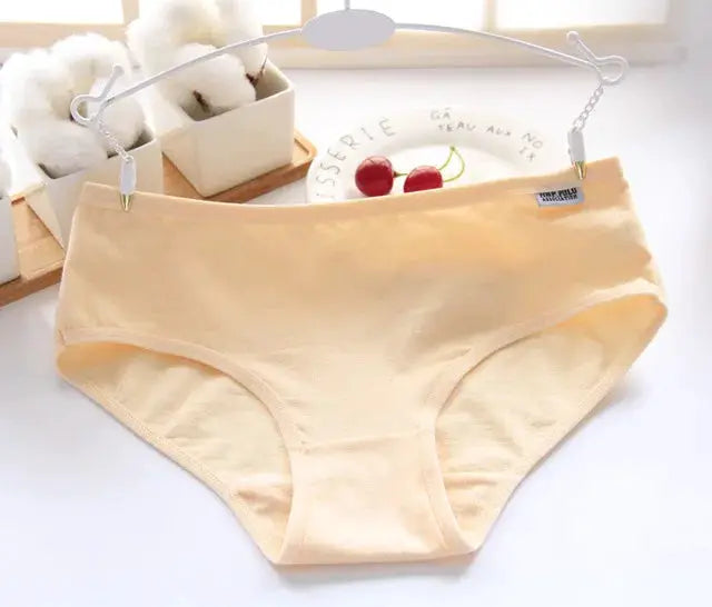 Simples Market peach cotton women's panties, breathable soft plus-size briefs on a white hanger.