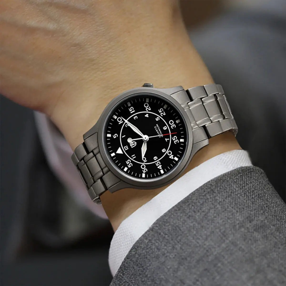 BERNY titanium men’s wristwatch with black dial, AR-coated sapphire crystal, luminous hands and metal bracelet.