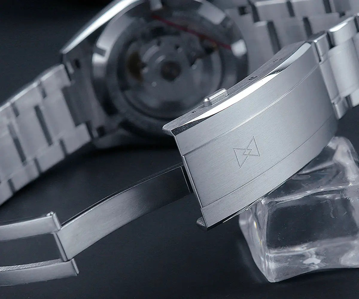 Cronos men's stainless steel watch with white dial, 39mm case, solid links, deployment clasp with Simples Market logo