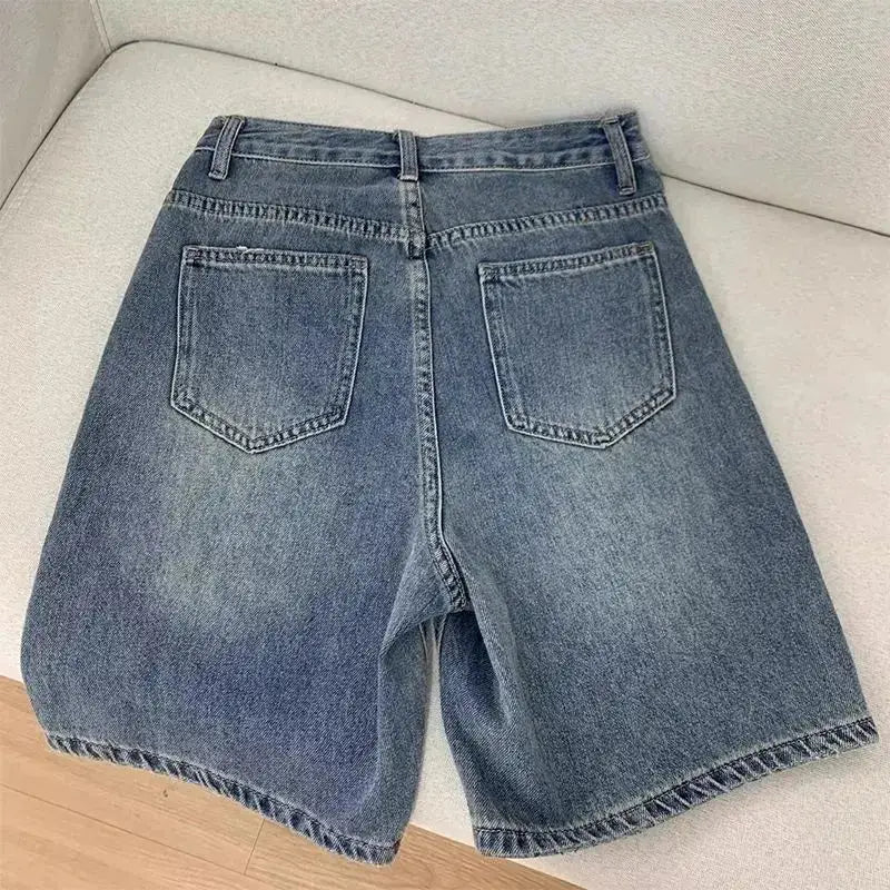 Denim shorts with blue wash, high-waist, back pockets, knee-length wide-leg design