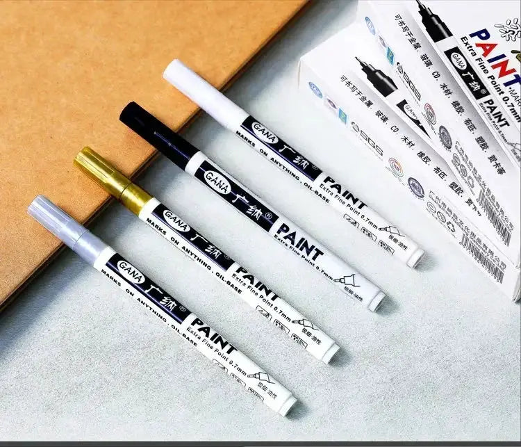 4-piece Simples Market oil-based paint markers set in white and black, 0.7mm extra-fine tips, waterproof.