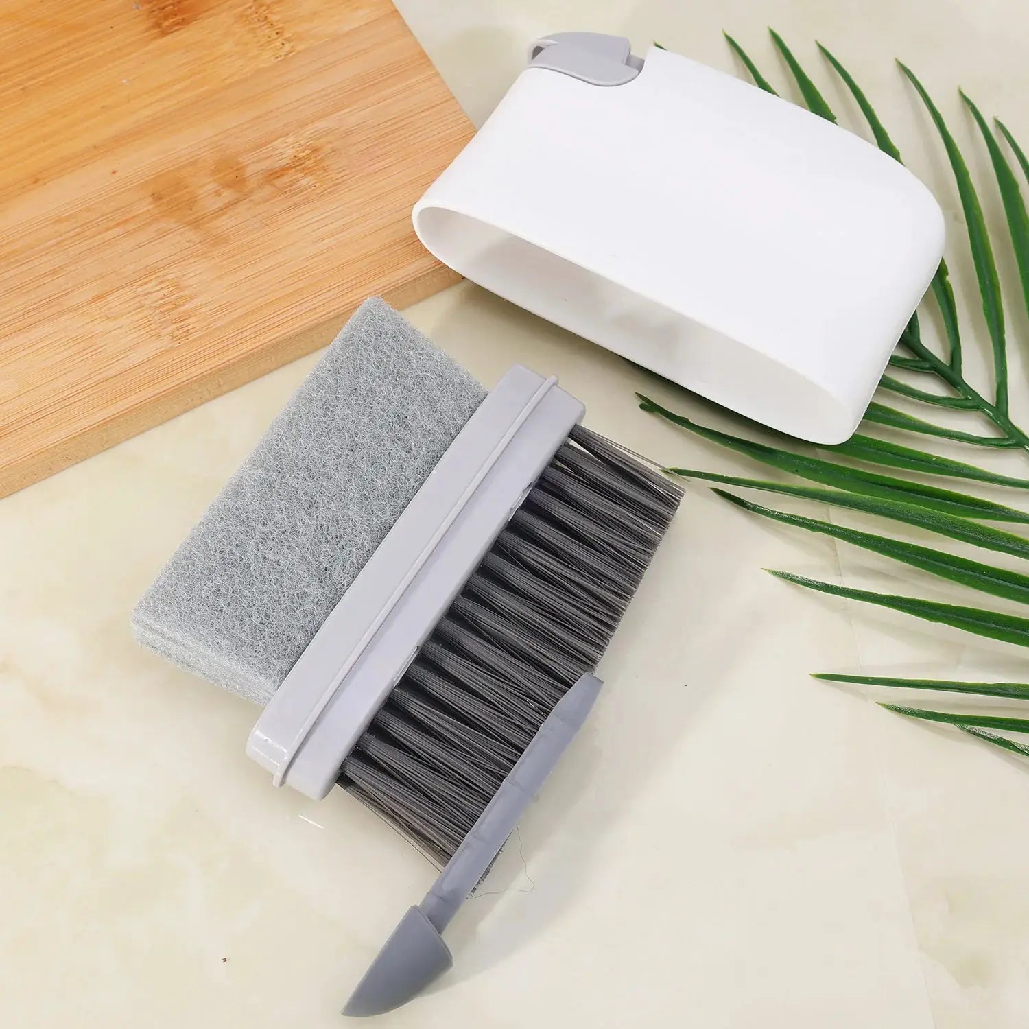 Simples Market 2-in-1 window cleaning brush set; white case with gray-bristle brush and foam pad (2 pieces)