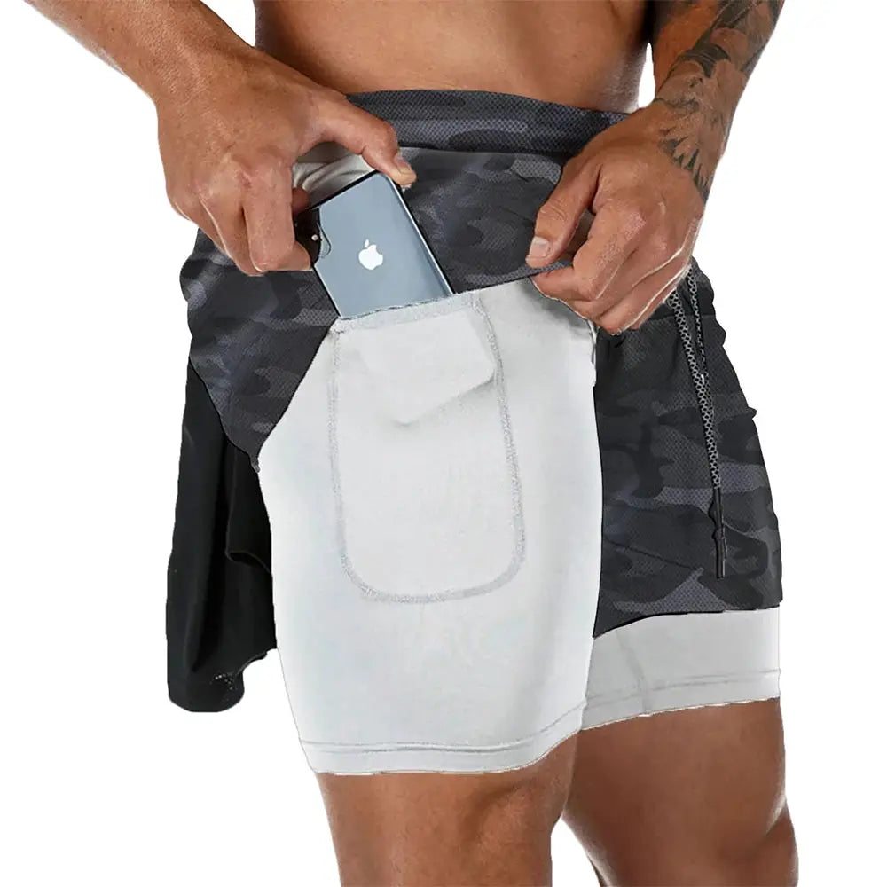Men's 2-in-1 quick-dry fitness shorts with black camo outer and white inner pocket